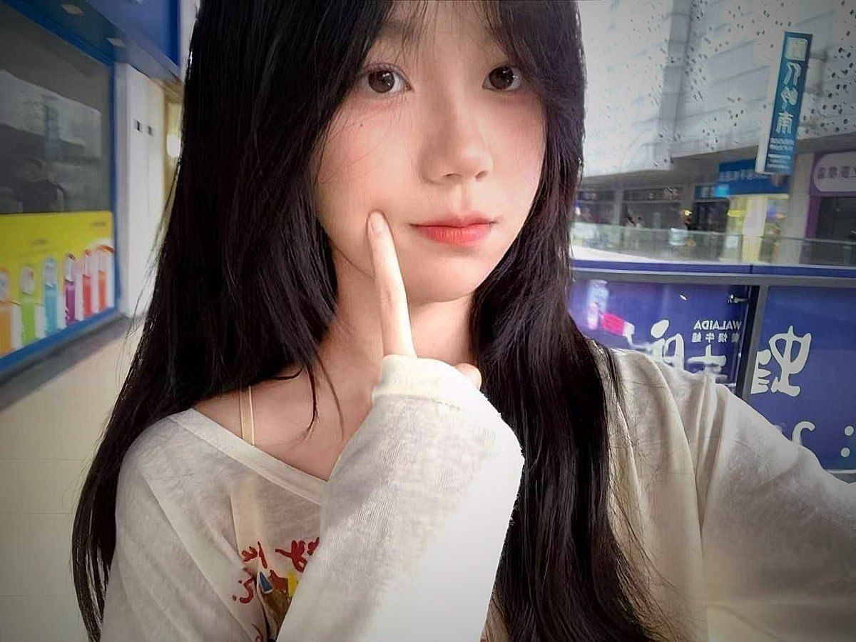 【恋爱脑马丹妮翻车】18岁女孩露脸与男友性爱视频流出，长屌大力后人撞击臀部带来无法抑制的快感！