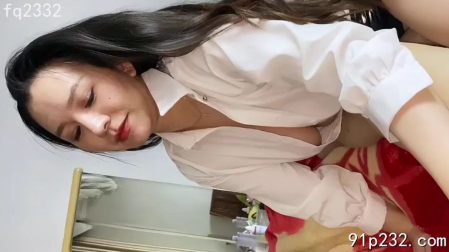 身材丰满的熟女阿姨撕开丝袜就坐了上来