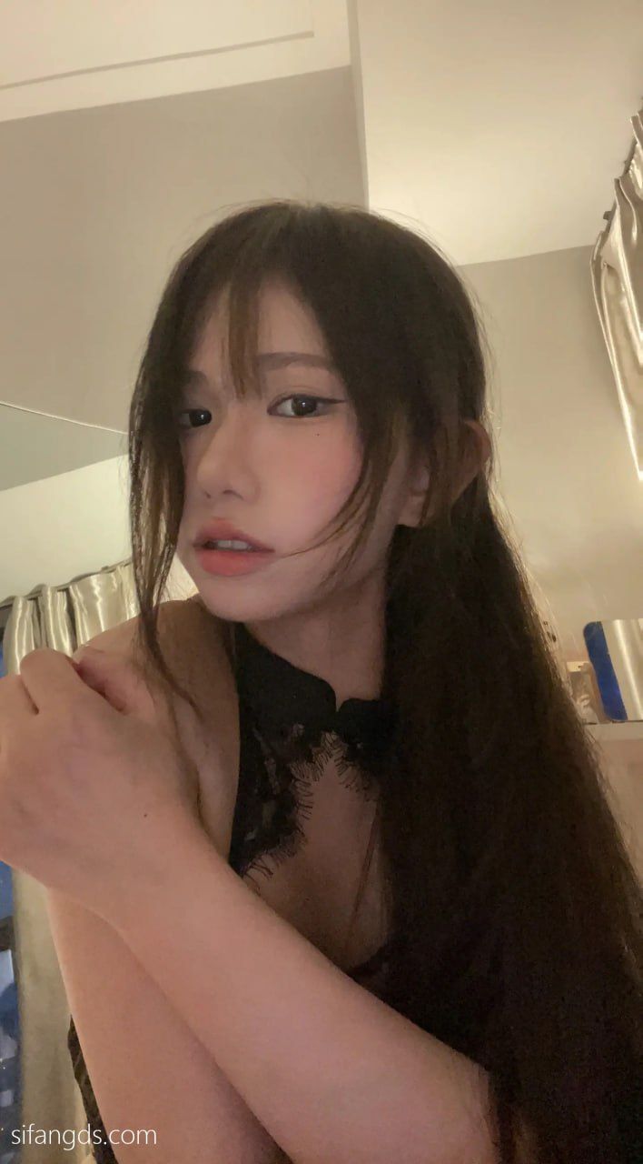 抖音高颜值福利反差母狗【宥子】看似直播清纯可爱动人，私下给金主展露母狗本性，各种情趣制服道具自慰，诱惑十足。
