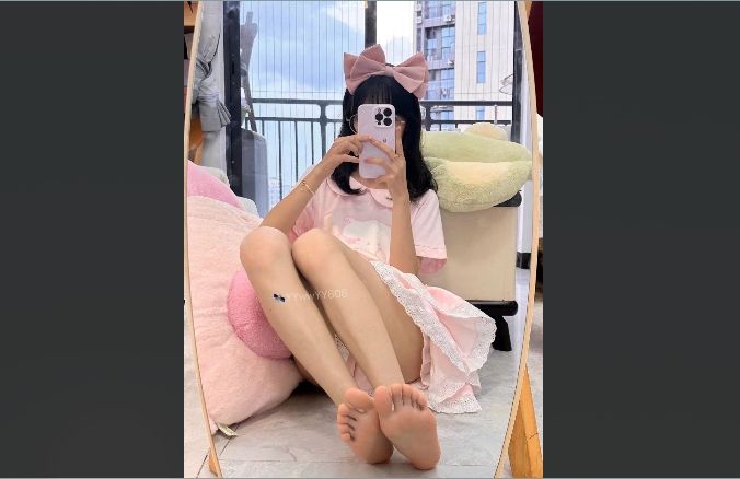 反差眼镜娘【萌梨梨】清纯童颜清瘦身材，私下骚浪十足，双马尾洛丽塔白袜足控自慰，跳蛋狠狠扣弄骚穴，诱惑十足。