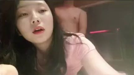 这骚货瘾真大，正被操呢，还抽上了，不忘给男主也来上一口，挺会享受的嘛