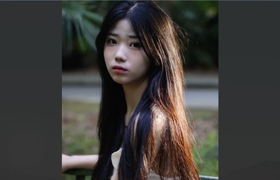 奶子发育很好的女大，骚穴痒起来受不了，拿起自拍杆就往下面捅