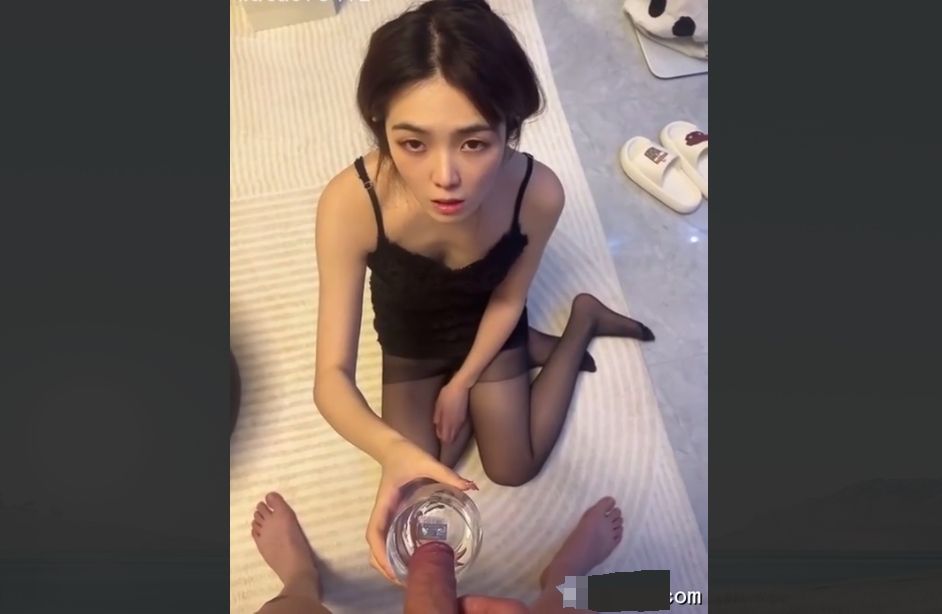 被金主圈养的高颜值小母狗，只要有时间就是一顿操