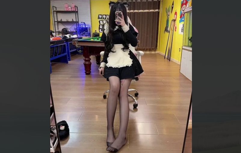 极品女大学生被富二代调教玩弄，舔鸡巴吞蛋口水拉丝，无套后入粉逼狂插高潮浪叫