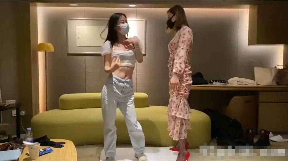 老板和两个女下属一起出差，酒店中放飞自我玩双飞
