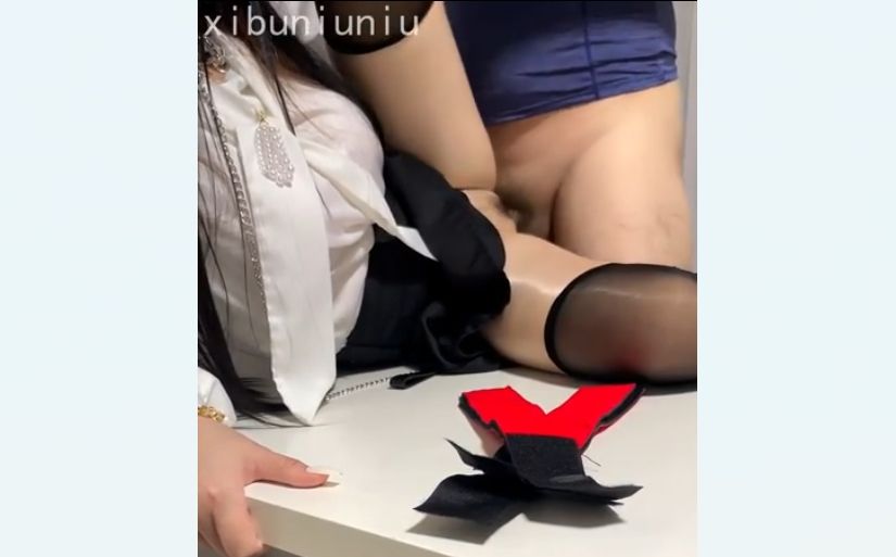 心血来潮地女上司躺在桌子上挨操