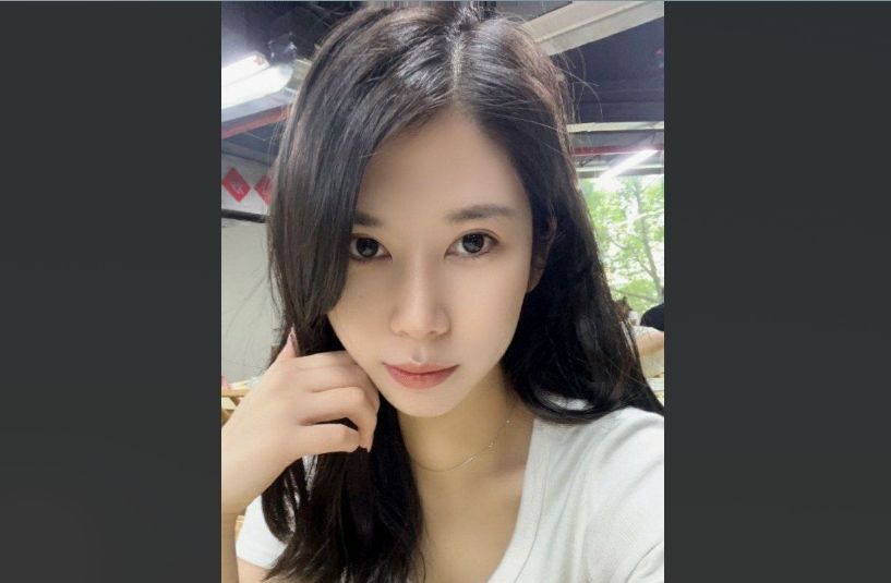 清纯学生妹被金主爸爸按着猛干小穴，平时乖乖女现在却浪叫着要爸爸射满骚逼