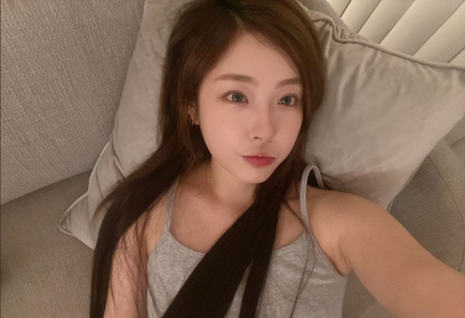 气质人妻被爆草欲仙欲死，销魂高潮脸 吸允男的手指
