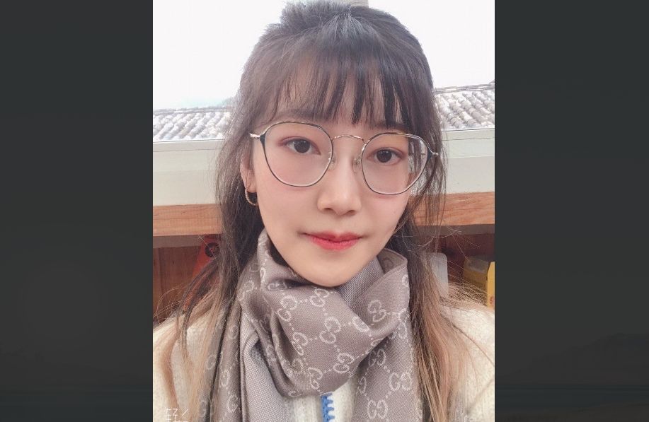 戴眼镜的骚货少妇单男私会，露脸骑乘肛交喊着“爸爸我要内射”