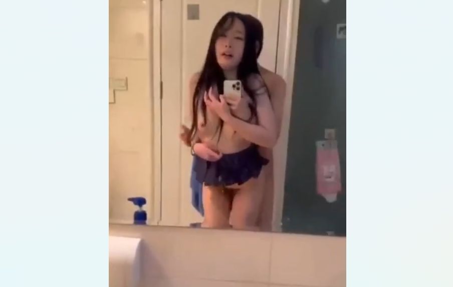 几个月没操的女友现在极度渴望肉棒的滋润，对着镜子像个发骚的母狗