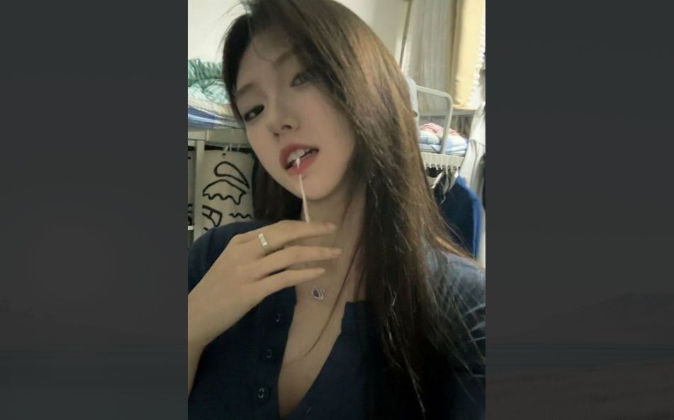 周口师范妹子穿超短裙,白虎嫩穴露给金主看,清纯脸蛋求他调教肥臀
