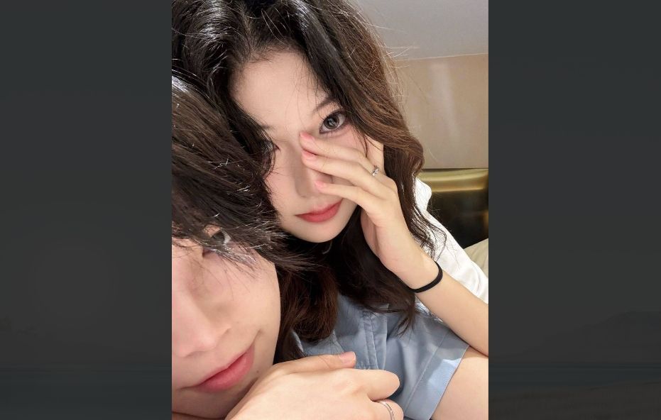 女大学生穿着jk制服和男友干得正激烈她那漂亮脸蛋因为被操得太爽而露出淫荡表情，还要求男友把这一切都拍下来